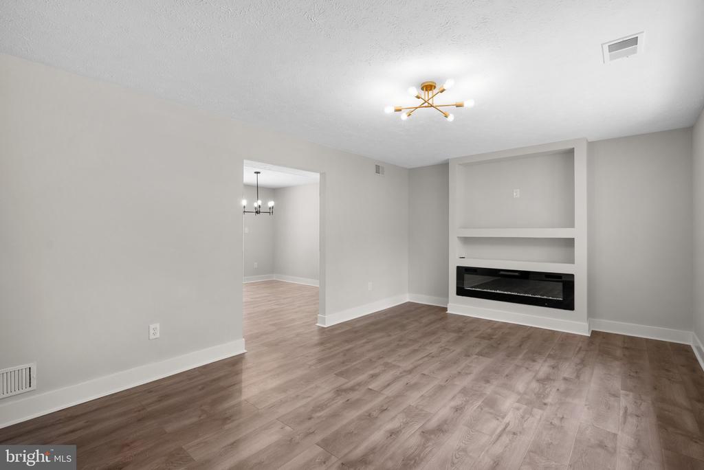 804 CARRIAGE HOUSE LANE