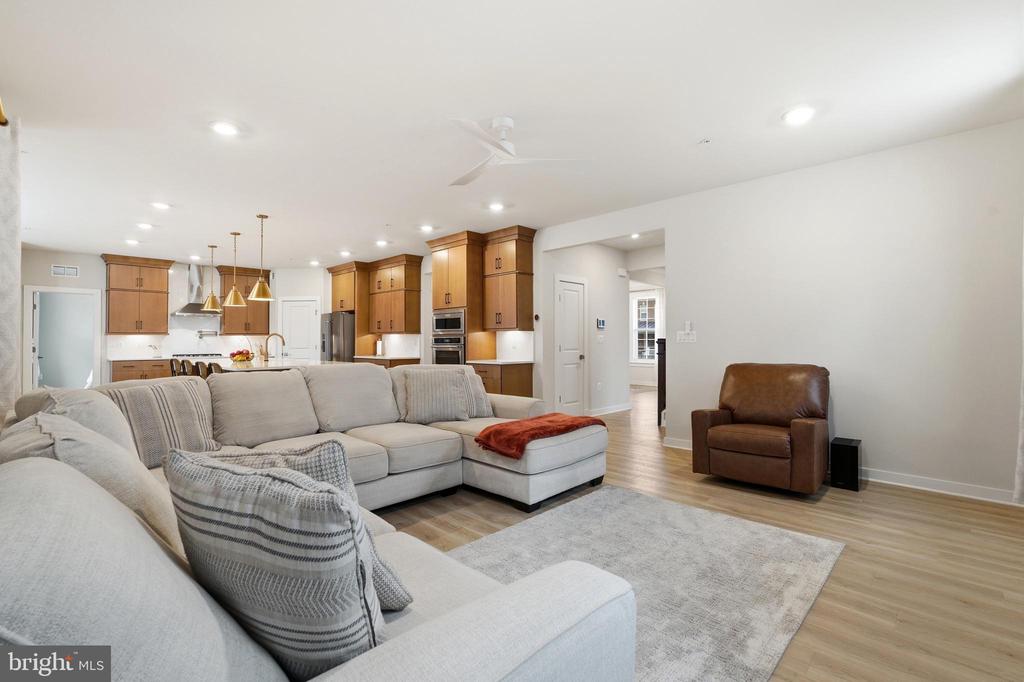 6829 FOUNTAIN PARK DRIVE