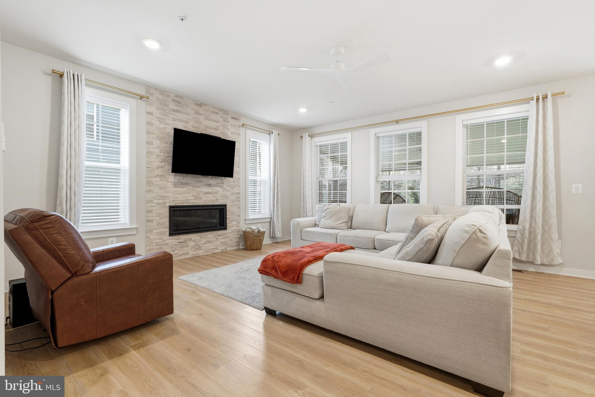 6829 FOUNTAIN PARK DRIVE