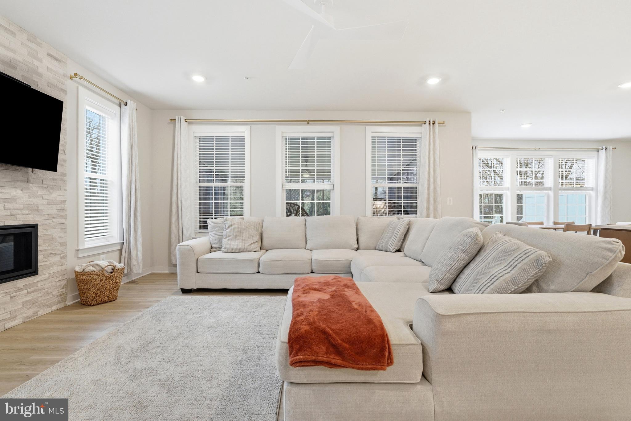 6829 FOUNTAIN PARK DRIVE