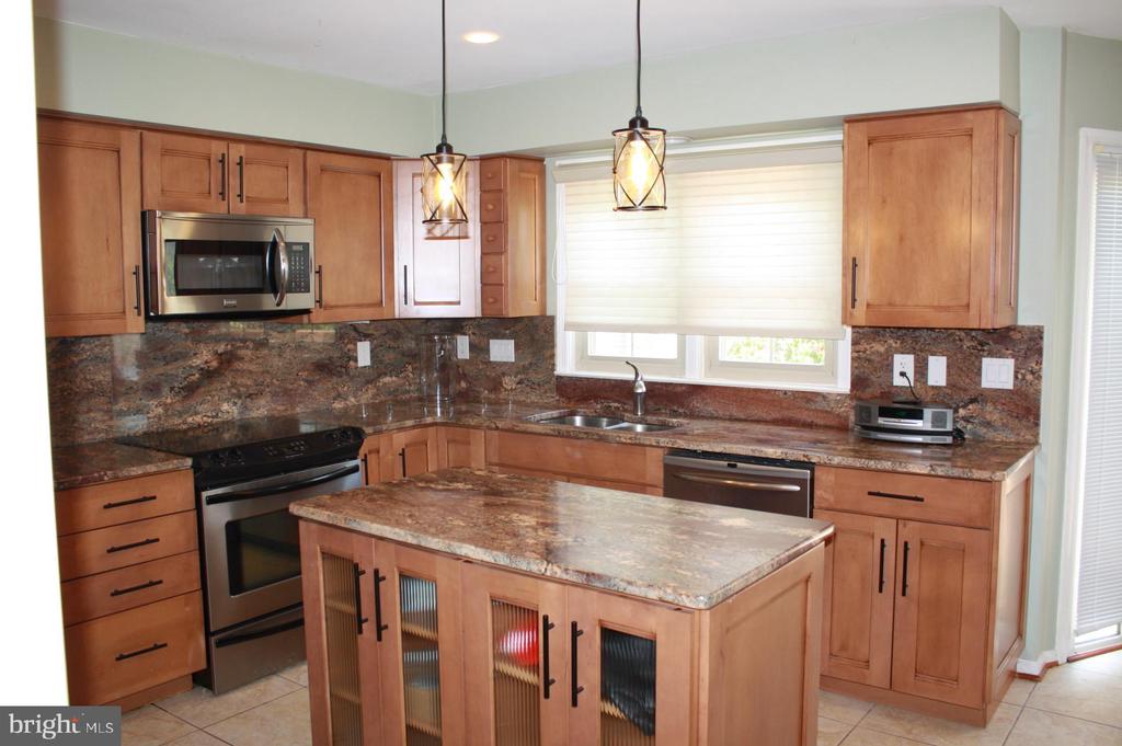 8606 COMPASS COURT