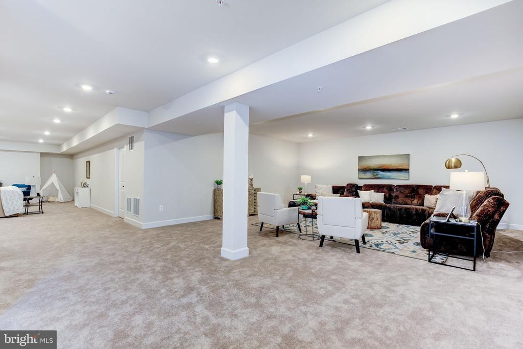 6547 CLUBHOUSE DRIVE