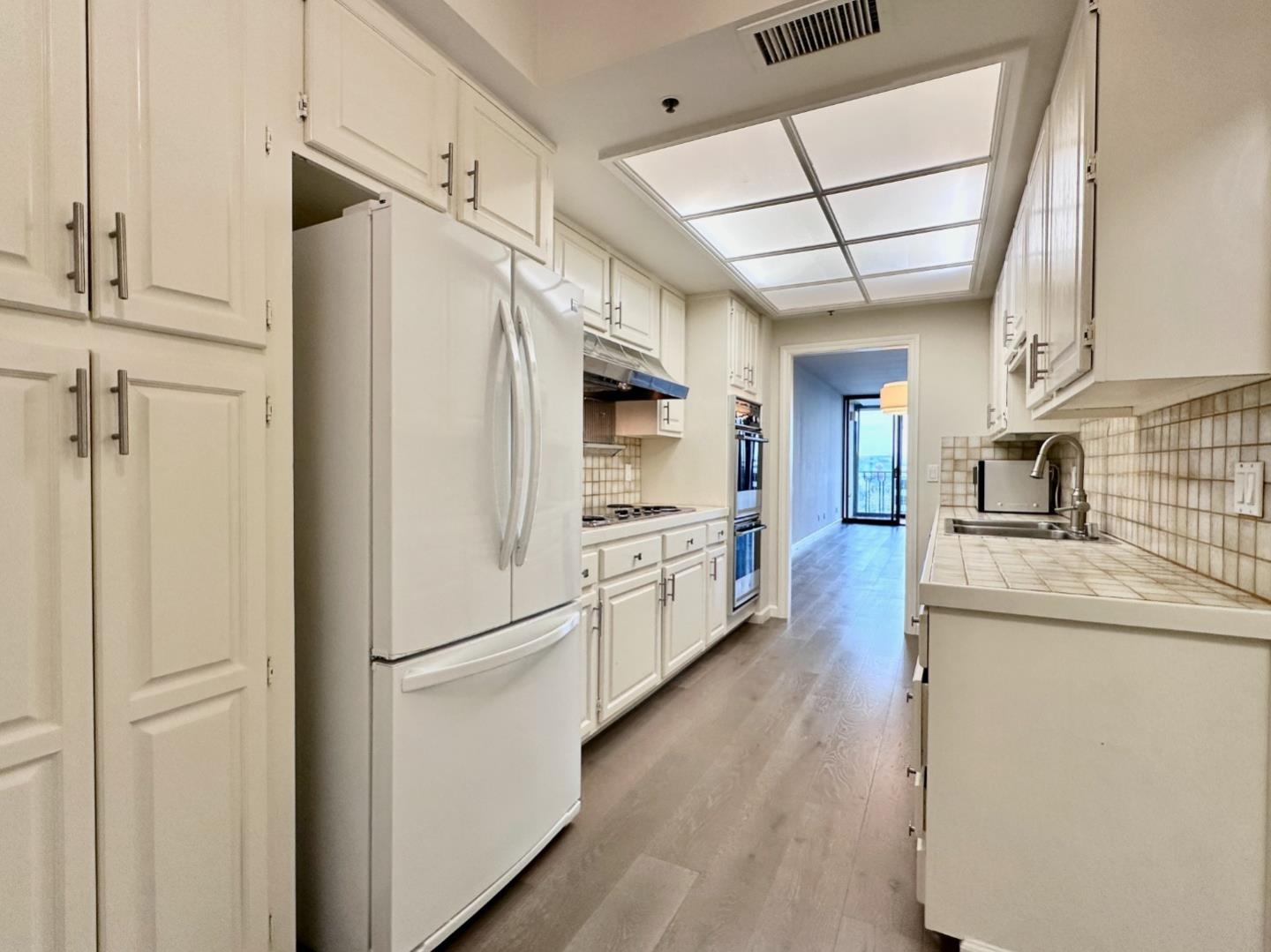 555 Laurel AVE 527
