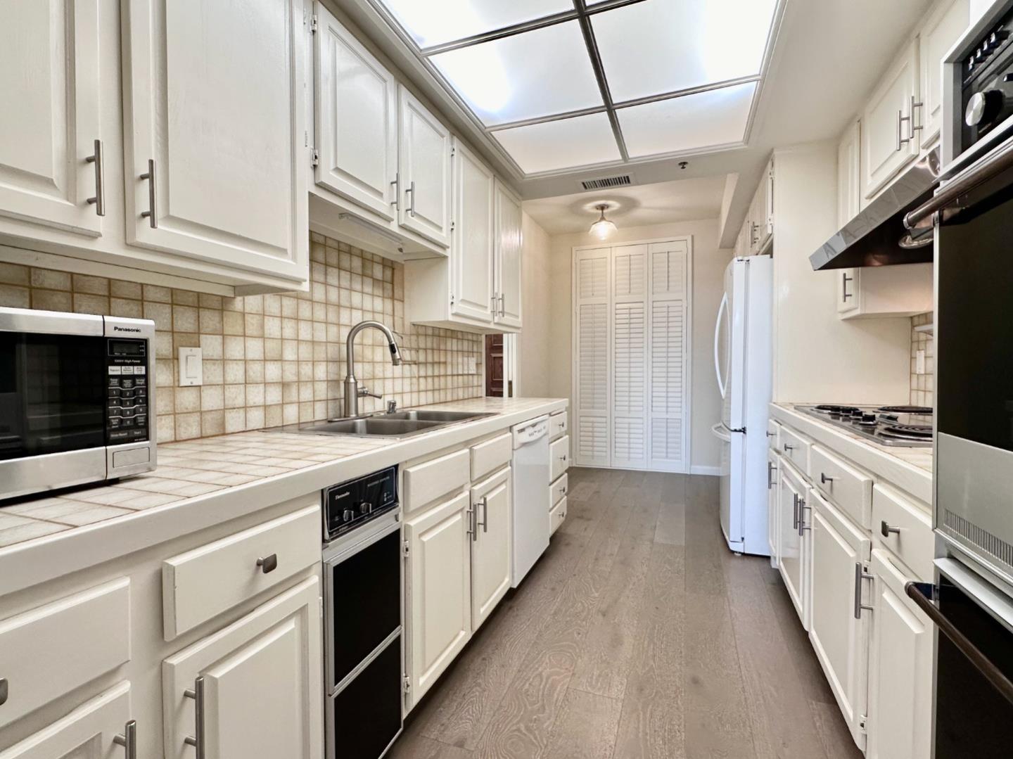 555 Laurel AVE 527