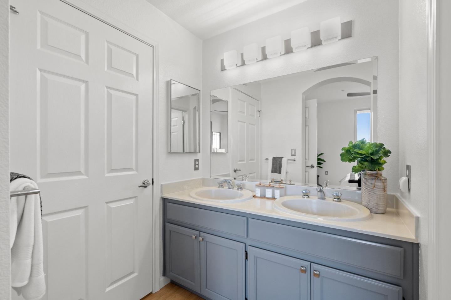 300 Baltic CIR 306
