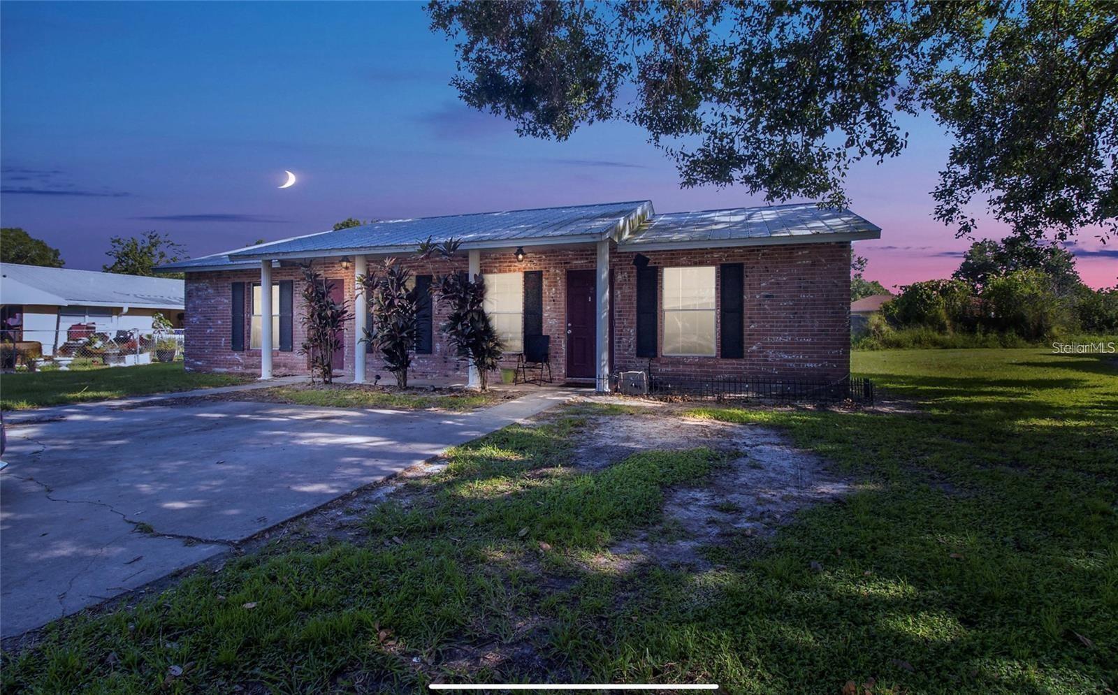 1682 NE FLORIDIAN CIR