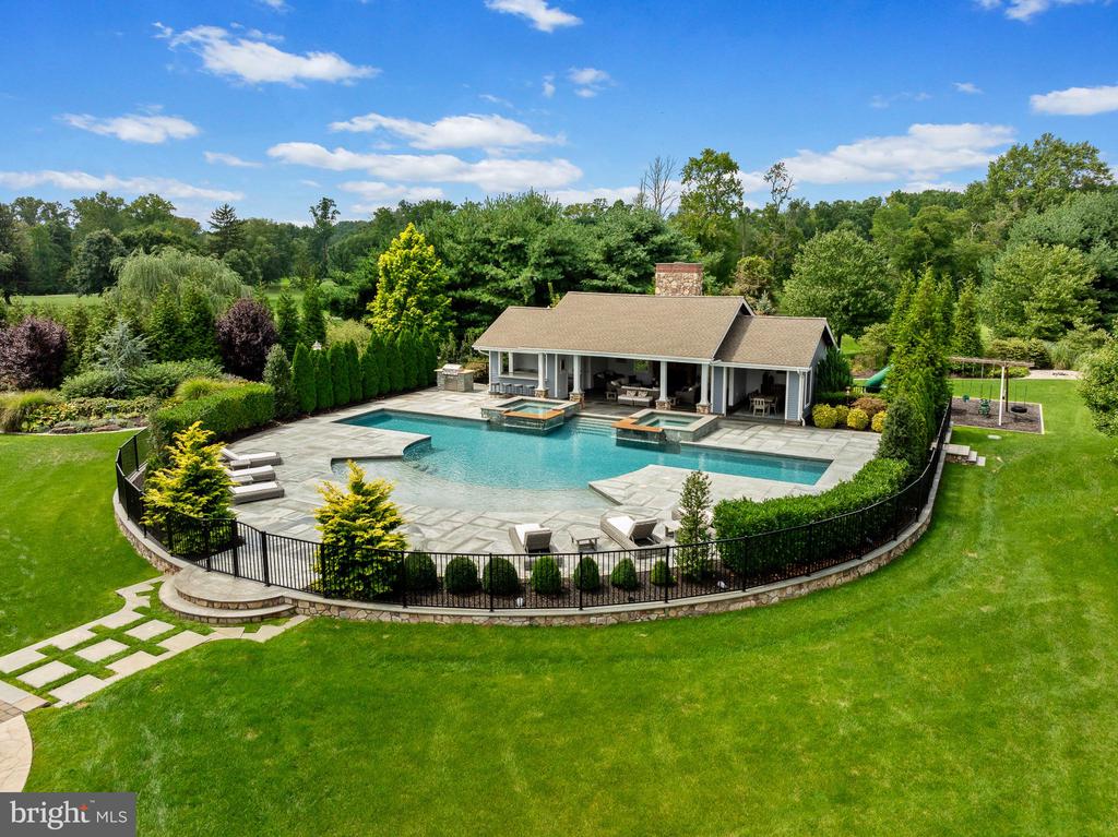 171 Country Club Dr