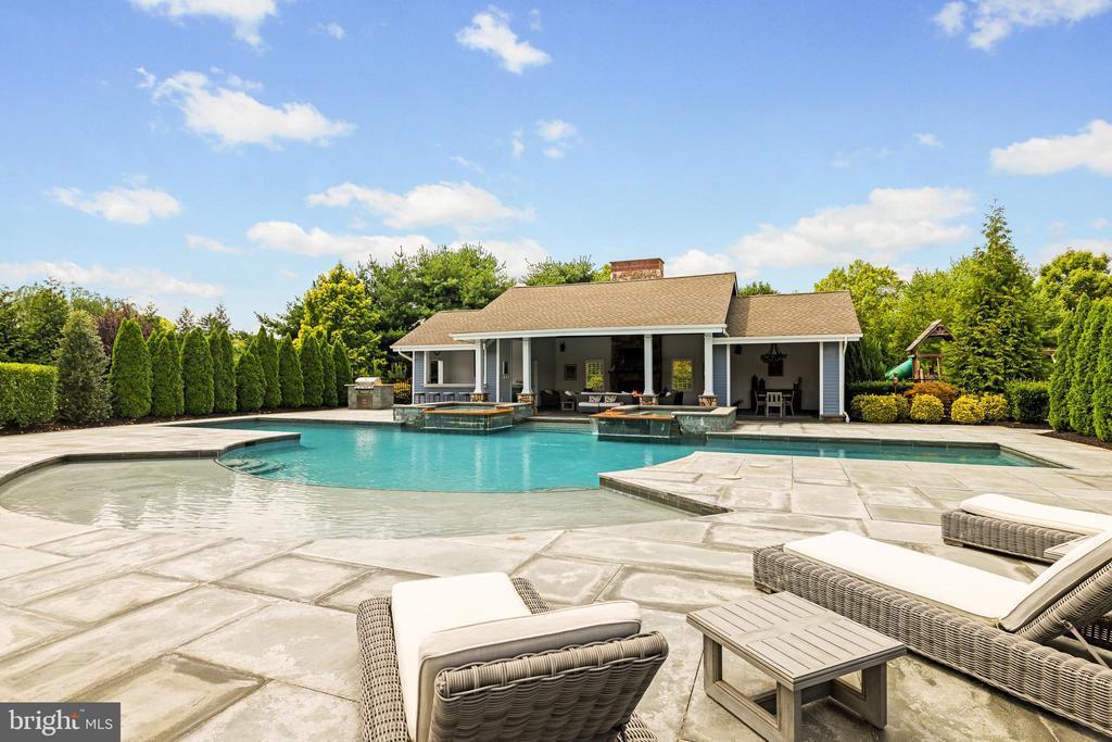 171 Country Club Dr