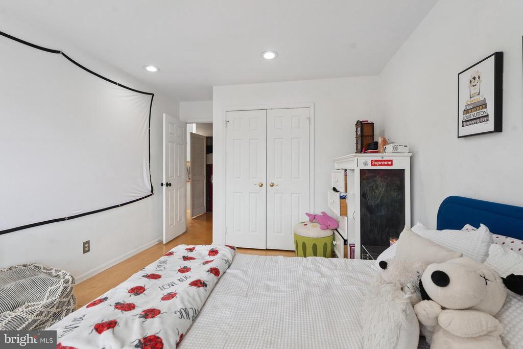 5064 Main St