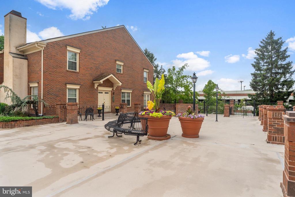5064 Main St