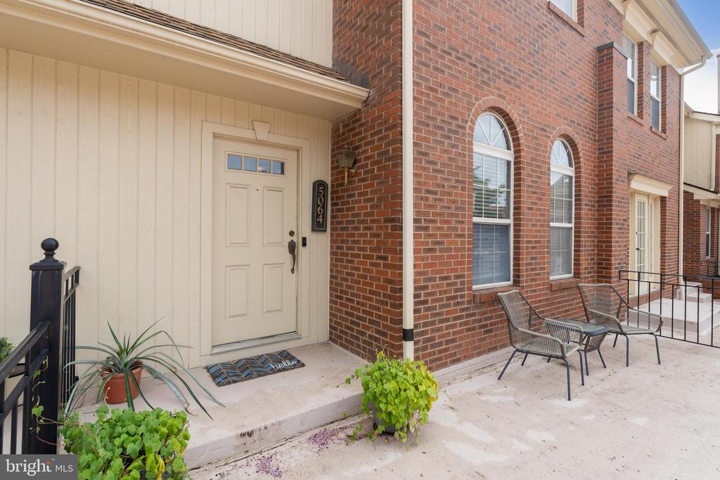 5064 Main St