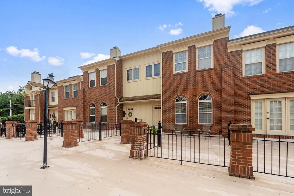 5064 Main St