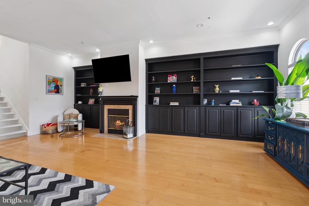 5064 Main St
