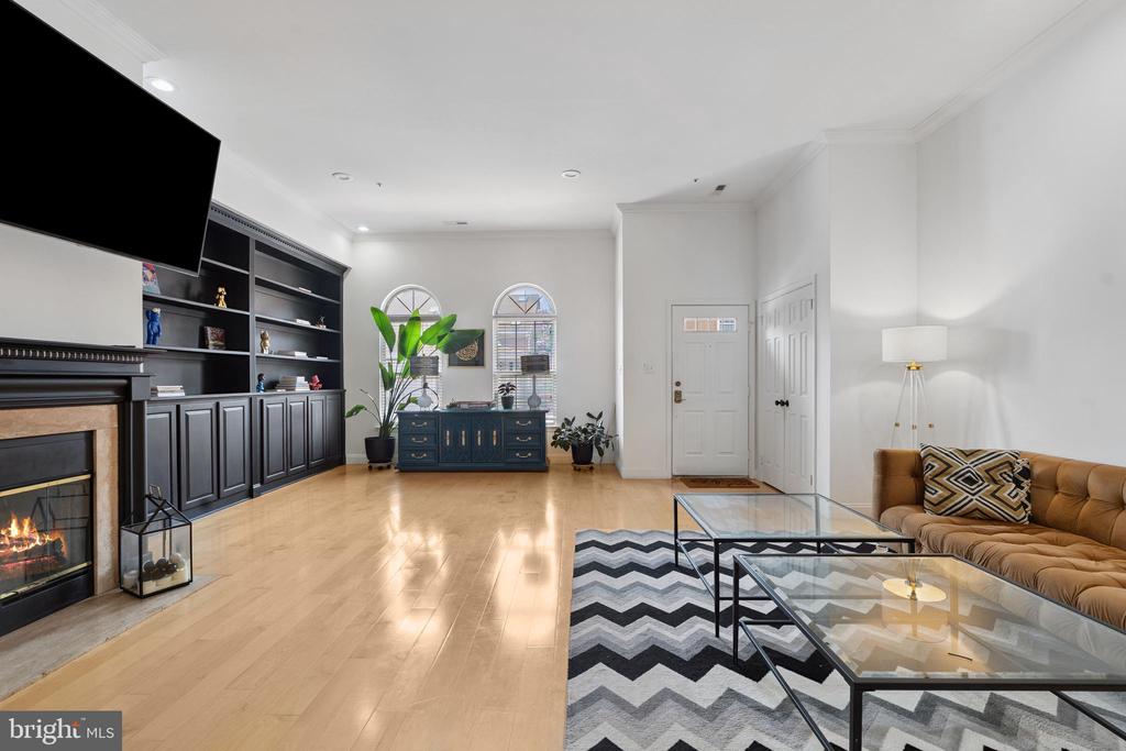 5064 Main St