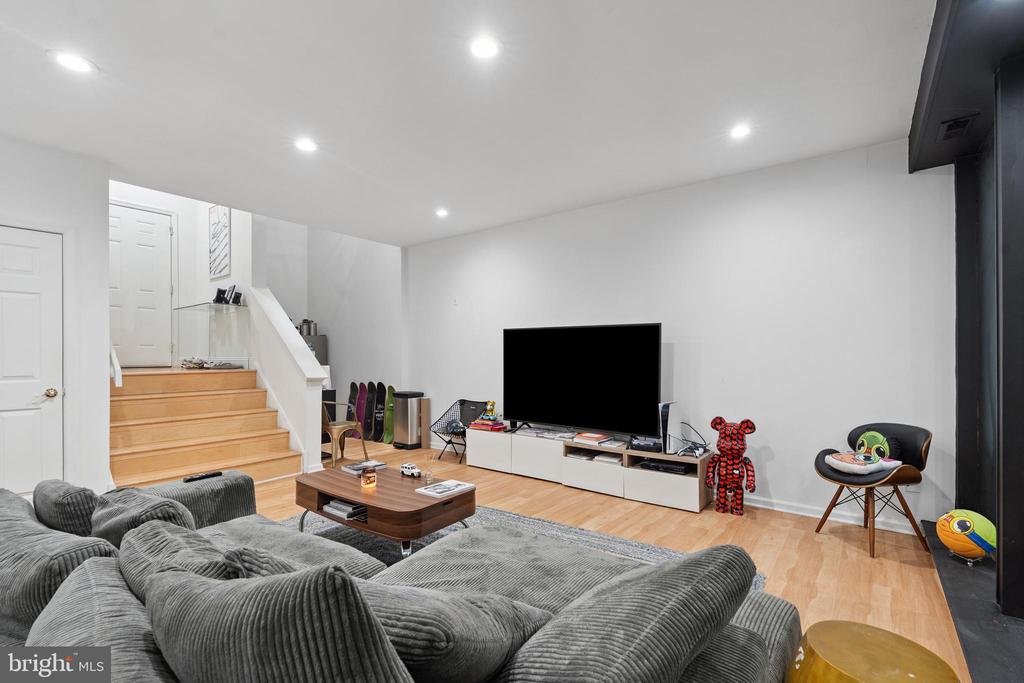 5064 Main St