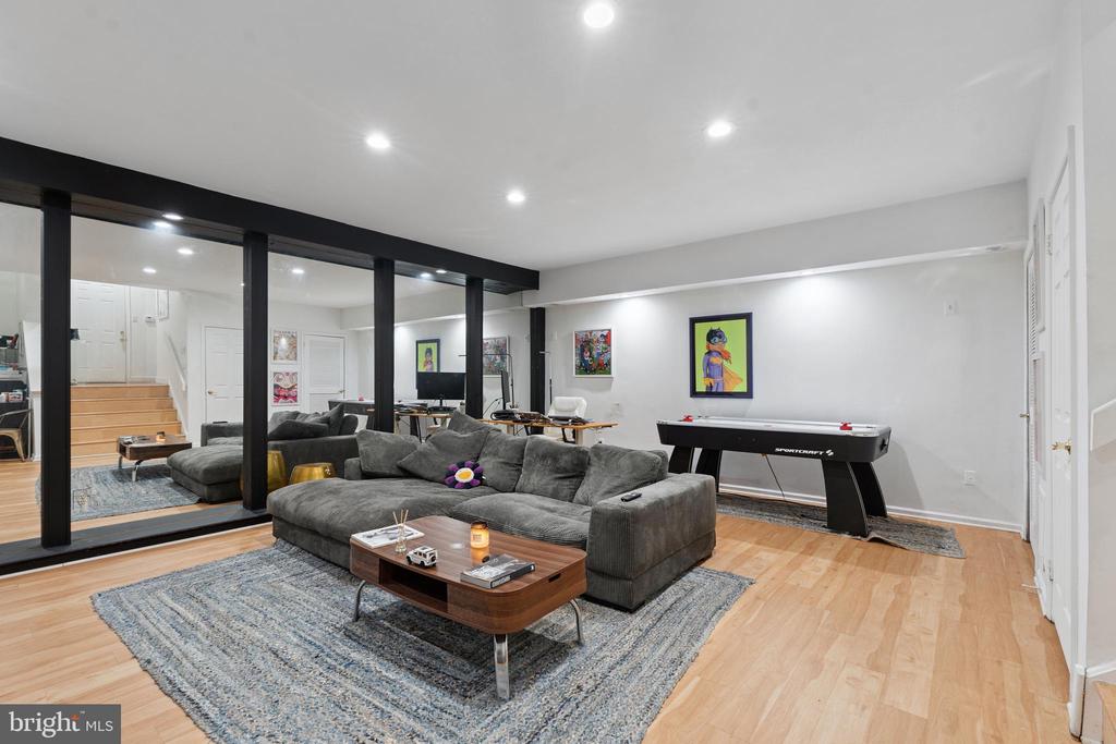 5064 Main St