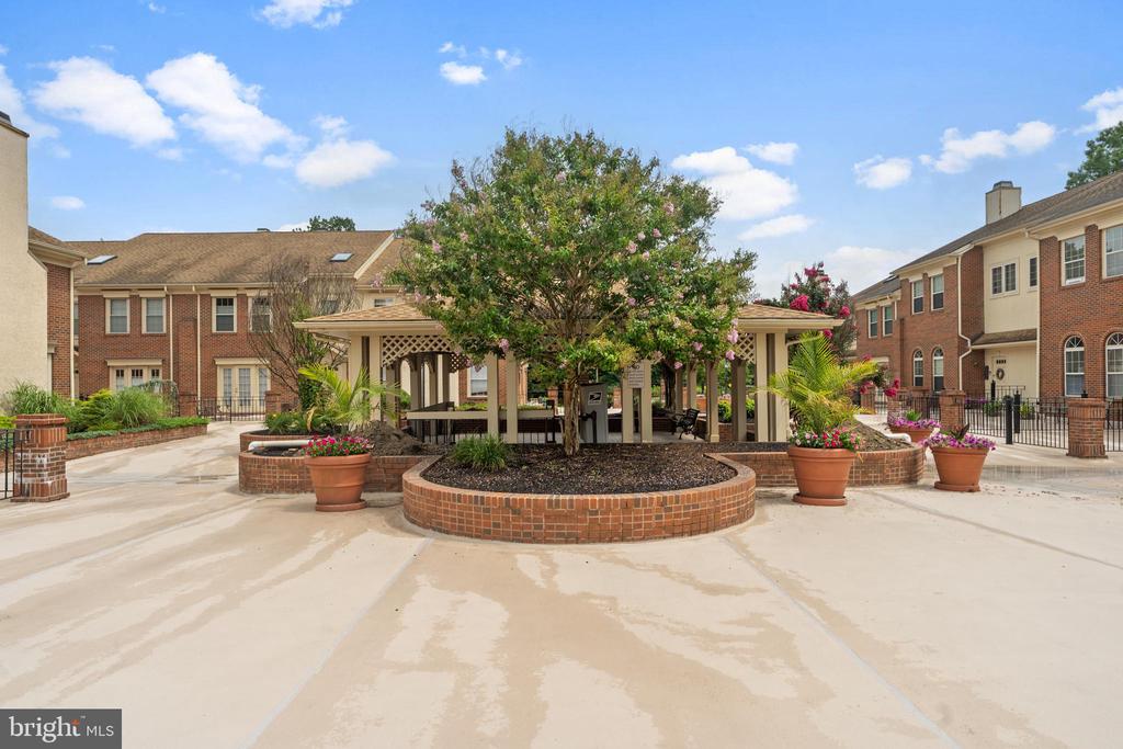 5064 Main St