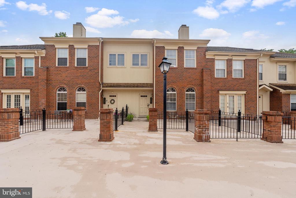 5064 Main St