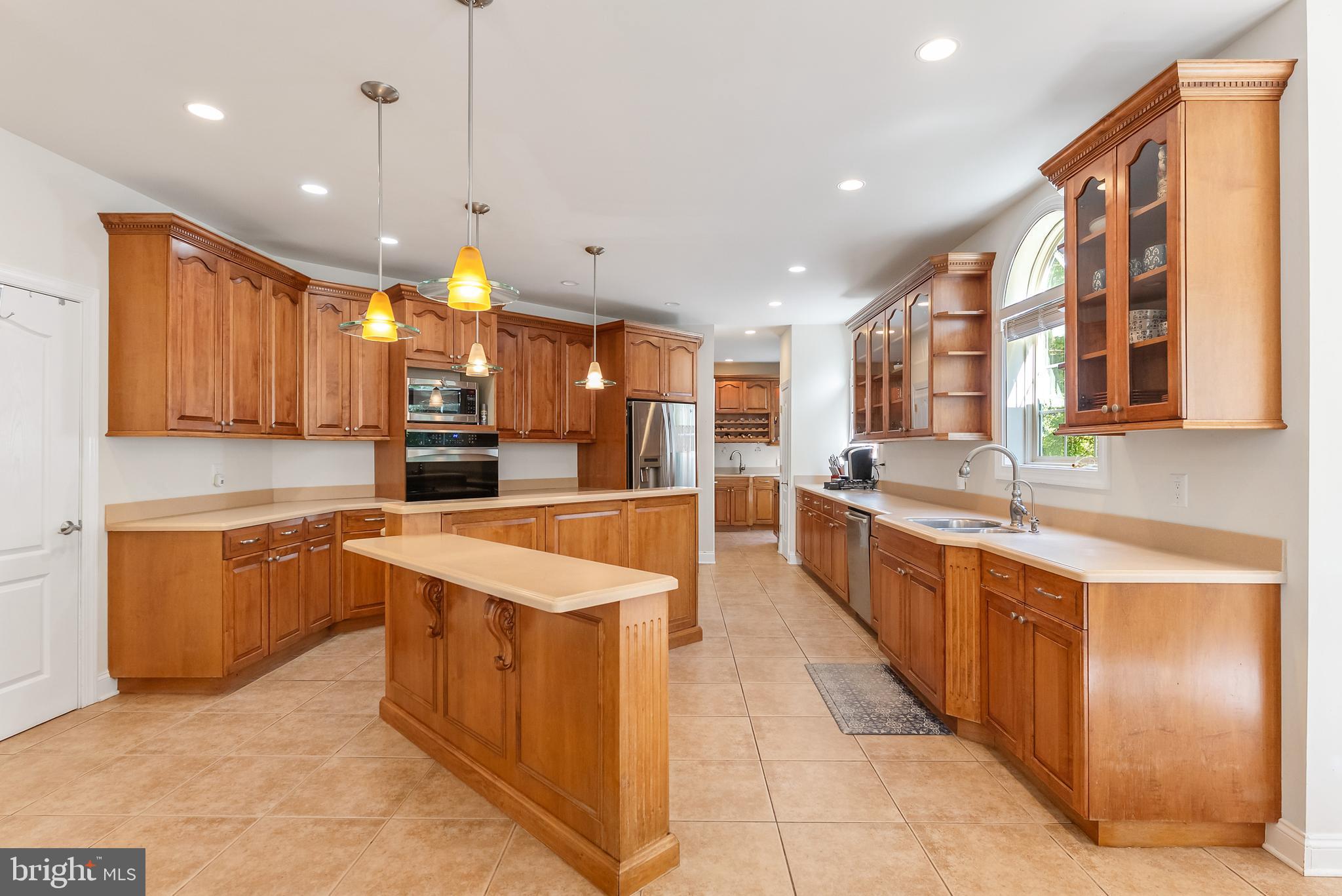 2076 HENDRICKS AVENUE