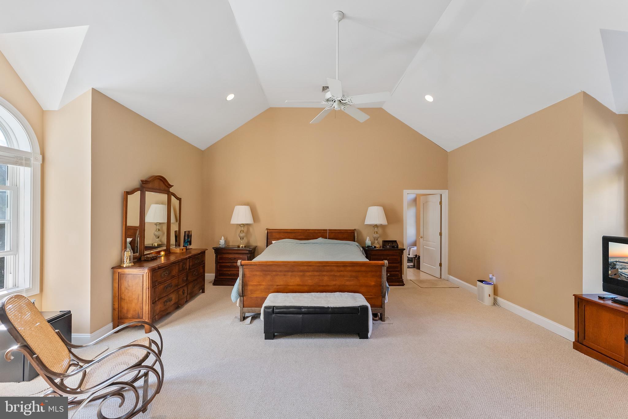 2076 HENDRICKS AVENUE