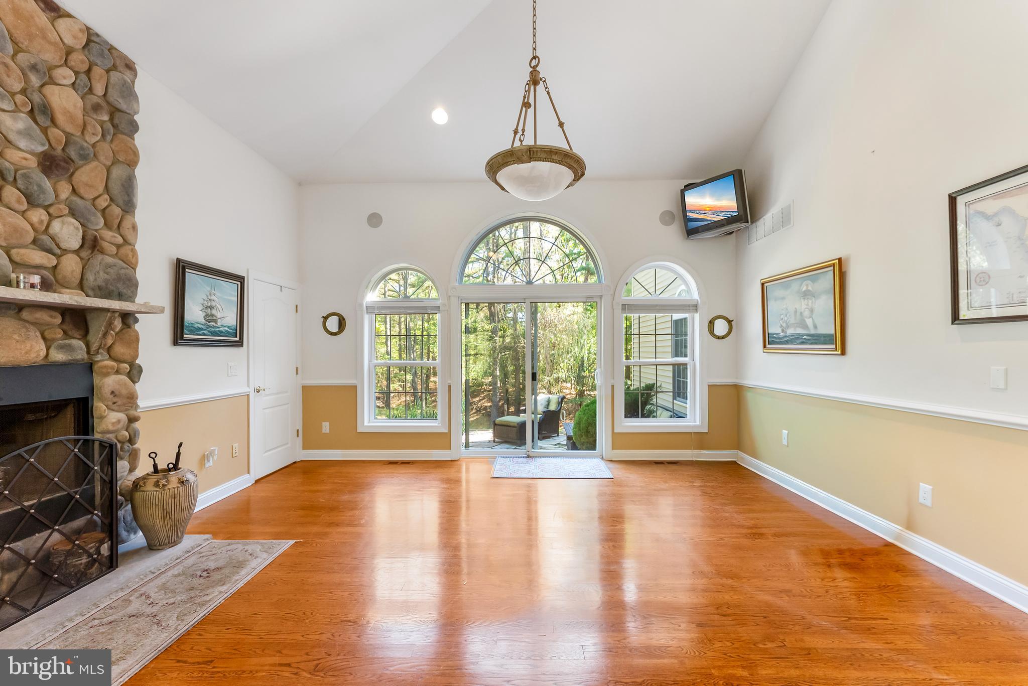 2076 HENDRICKS AVENUE