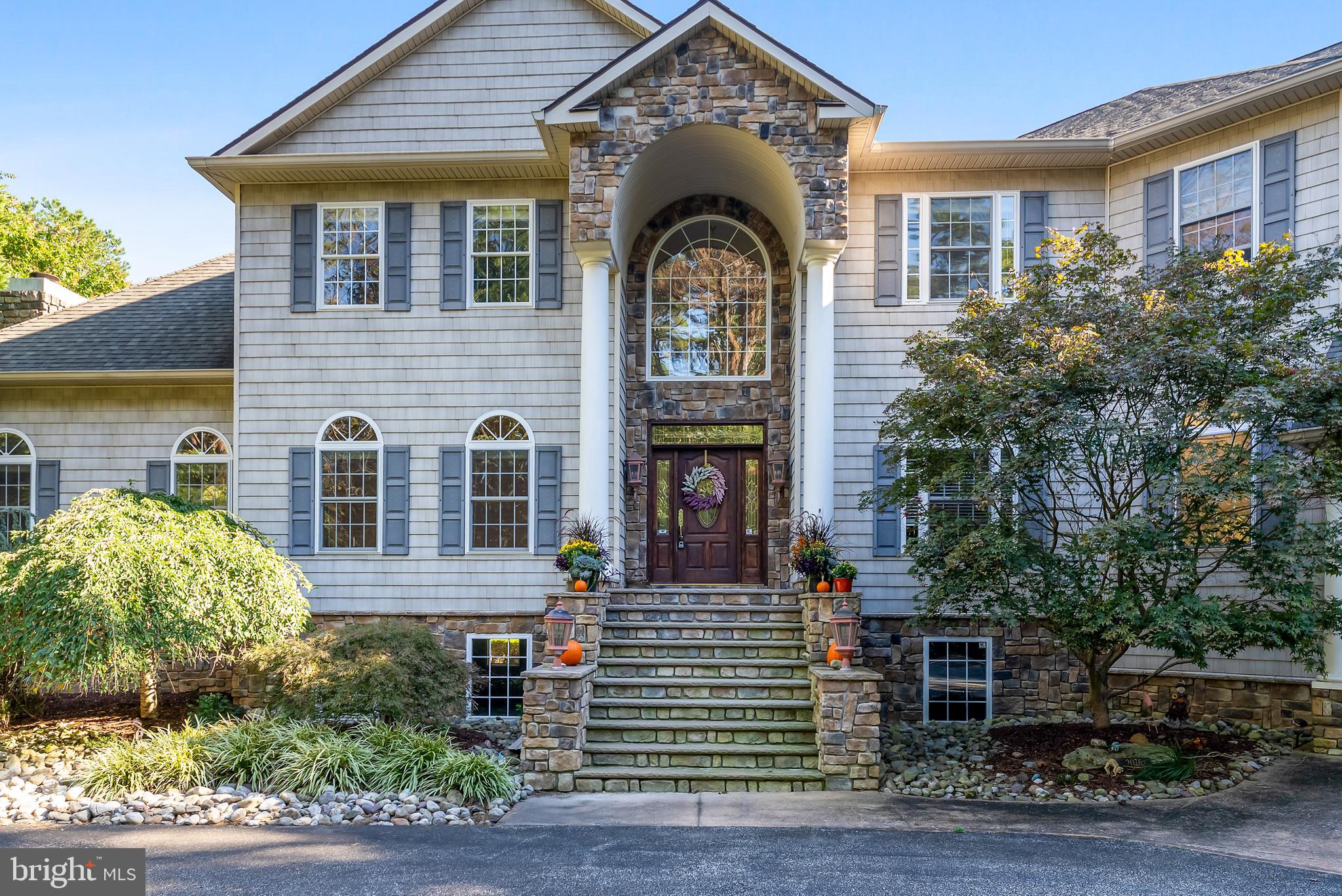 2076 HENDRICKS AVENUE