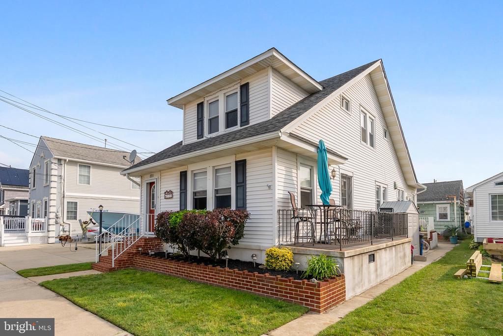 221 W 25th Ave