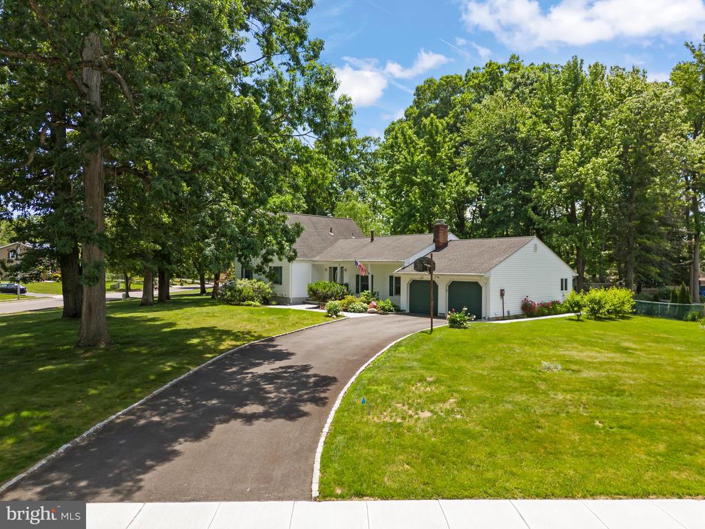 2 HOLLY DRIVE