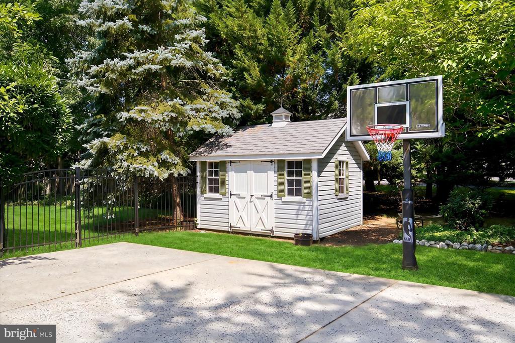 6 GREEN MEADOW BOULEVARD