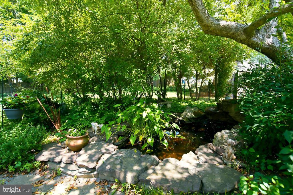 6 GREEN MEADOW BOULEVARD