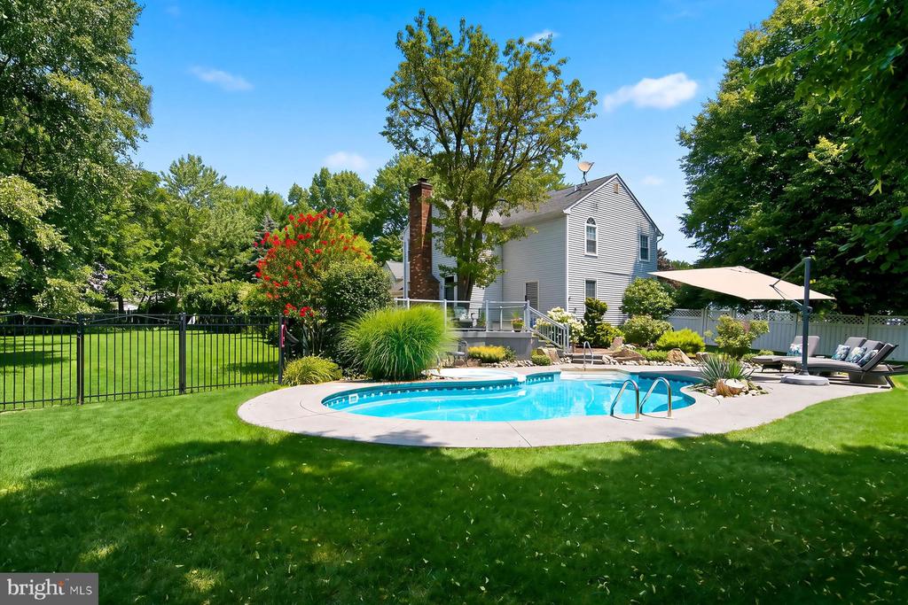 6 GREEN MEADOW BOULEVARD