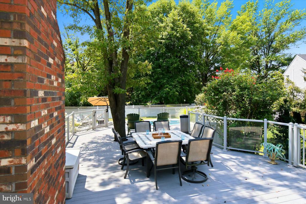 6 GREEN MEADOW BOULEVARD
