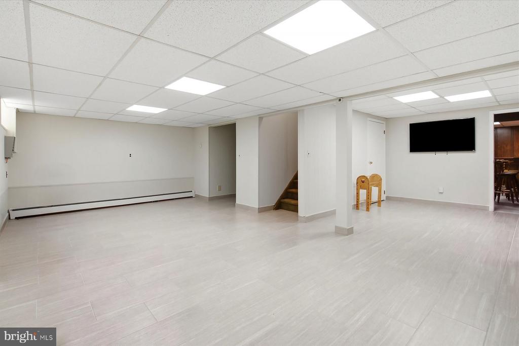 6 GREEN MEADOW BOULEVARD
