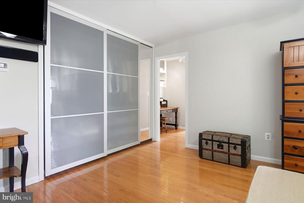 6 GREEN MEADOW BOULEVARD