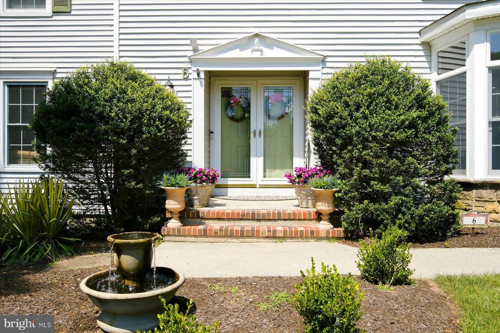 6 GREEN MEADOW BOULEVARD