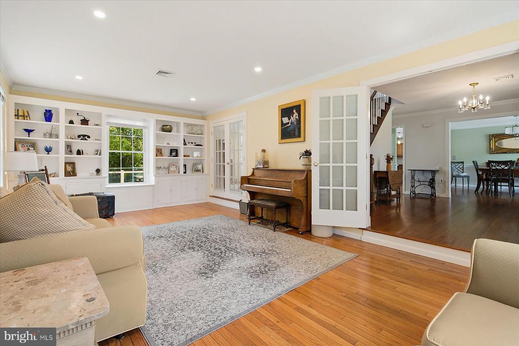 6 GREEN MEADOW BOULEVARD