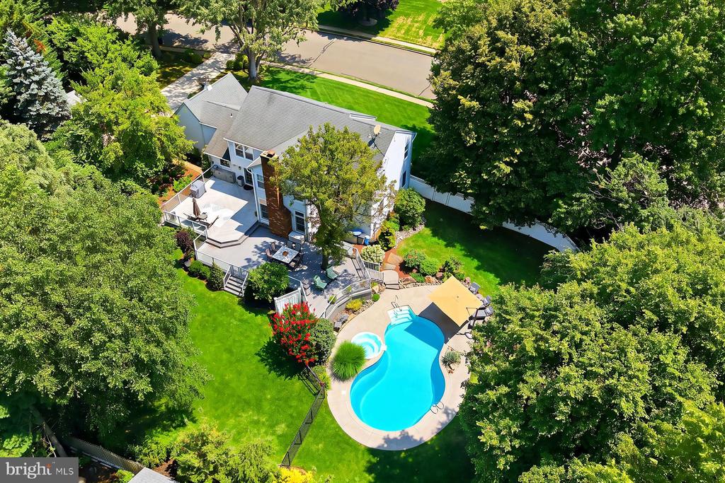 6 GREEN MEADOW BOULEVARD