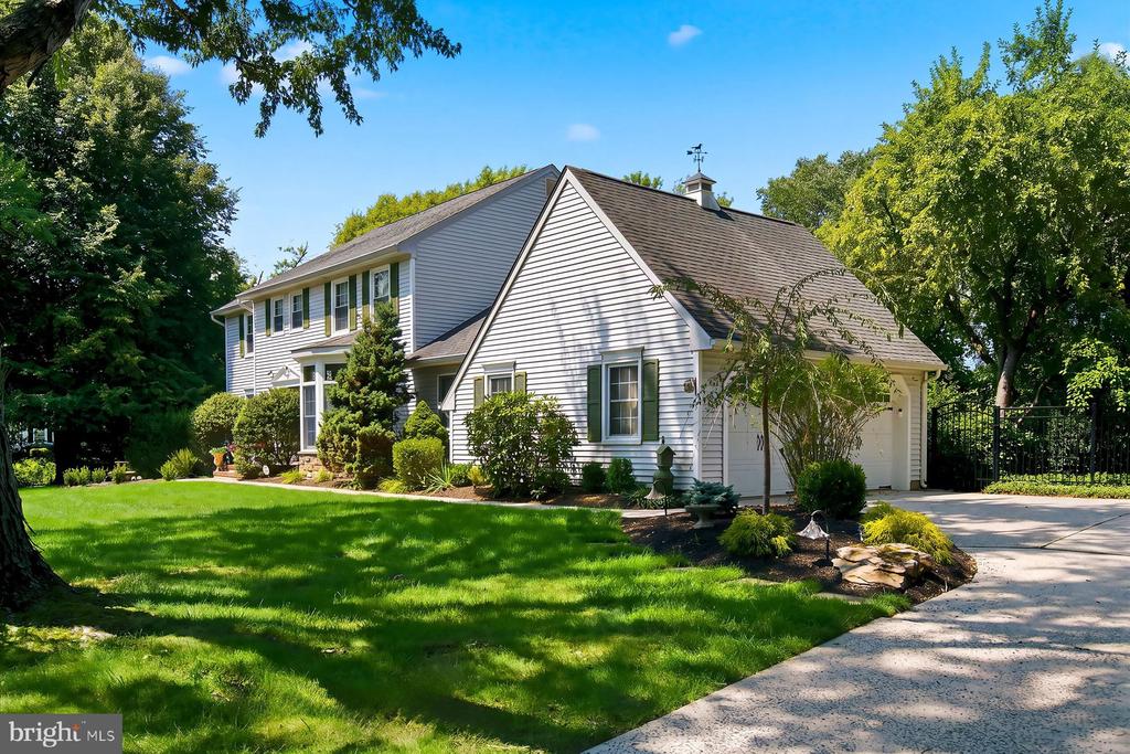 6 GREEN MEADOW BOULEVARD