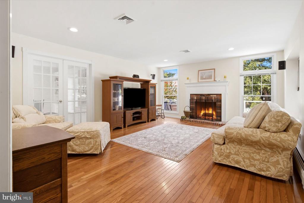 6 GREEN MEADOW BOULEVARD