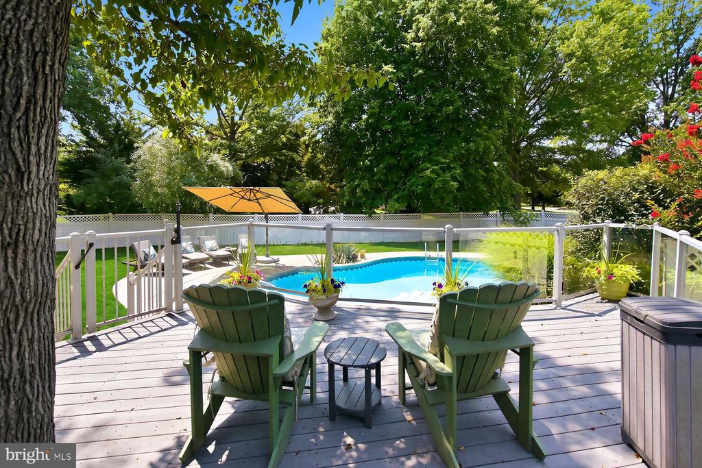 6 GREEN MEADOW BOULEVARD