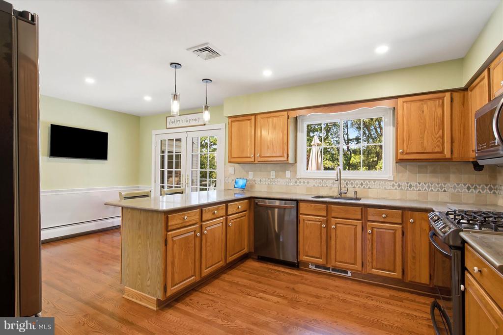 6 GREEN MEADOW BOULEVARD