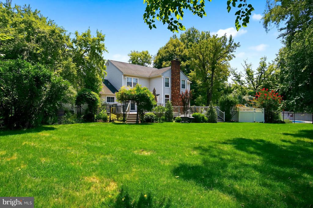 6 GREEN MEADOW BOULEVARD