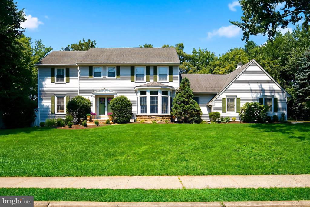 6 GREEN MEADOW BOULEVARD