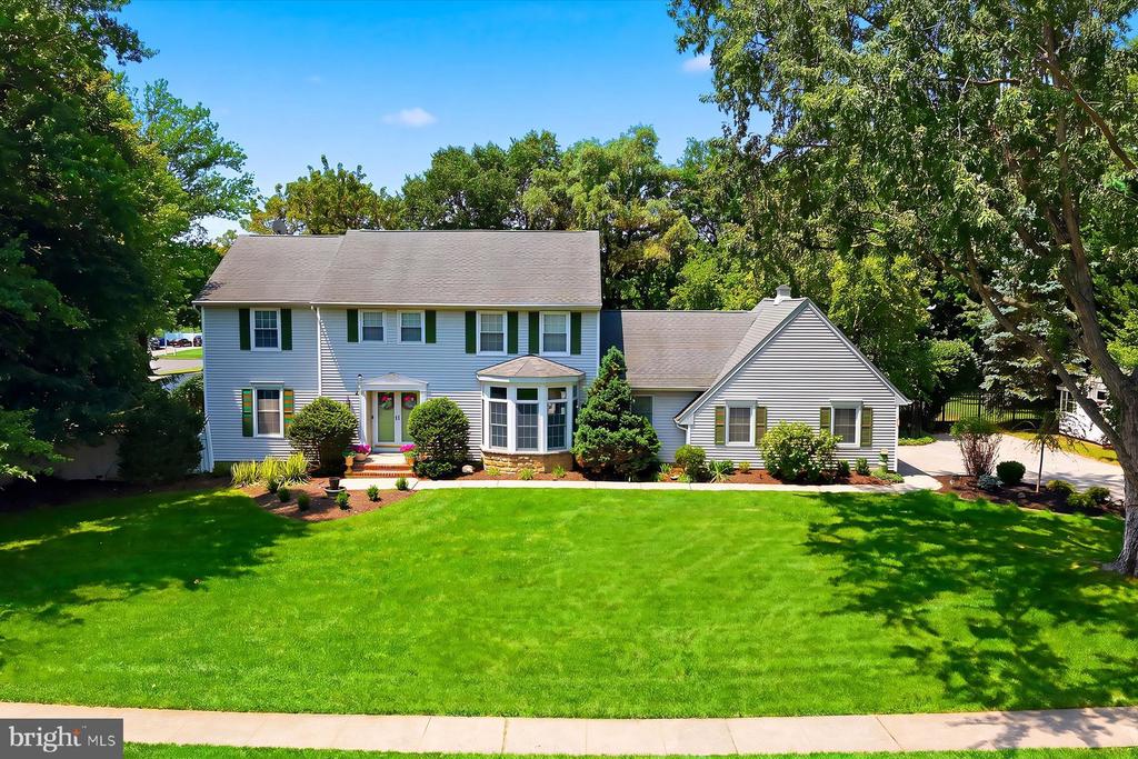 6 GREEN MEADOW BOULEVARD
