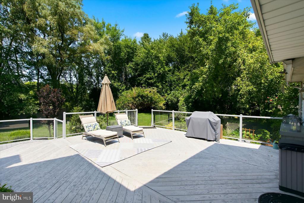 6 GREEN MEADOW BOULEVARD