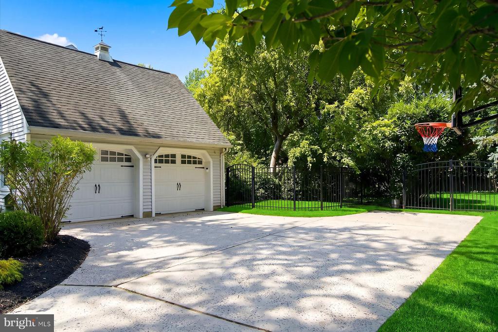 6 GREEN MEADOW BOULEVARD