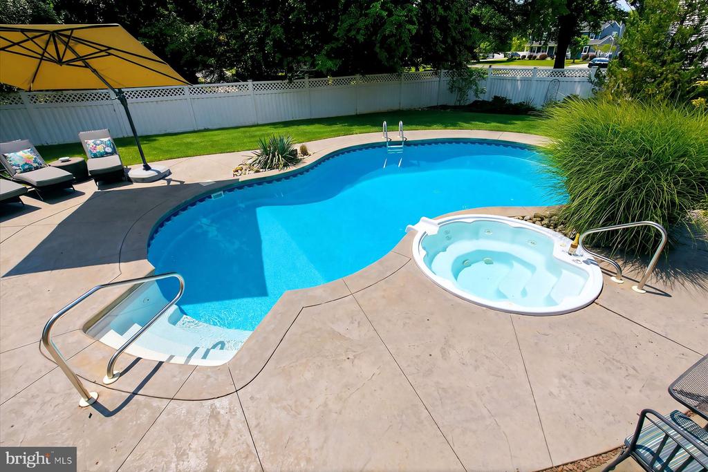 6 GREEN MEADOW BOULEVARD