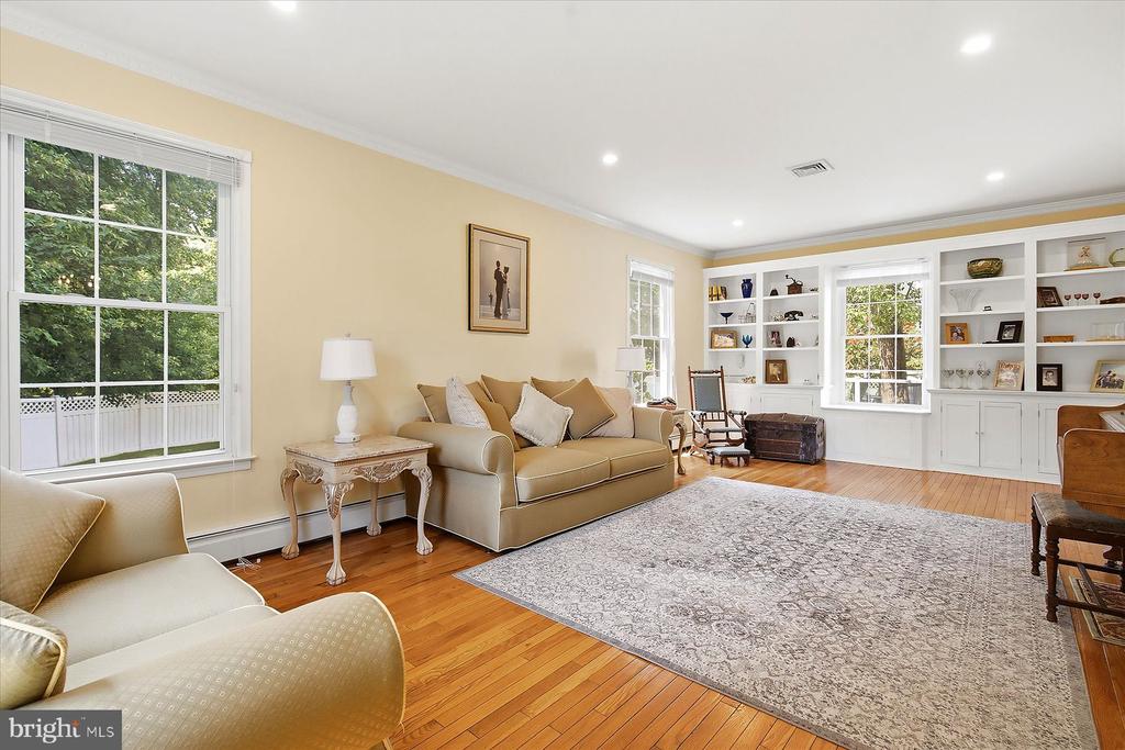 6 GREEN MEADOW BOULEVARD