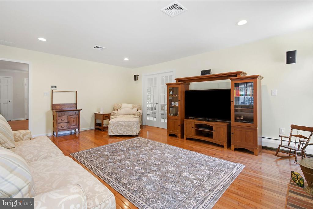 6 GREEN MEADOW BOULEVARD