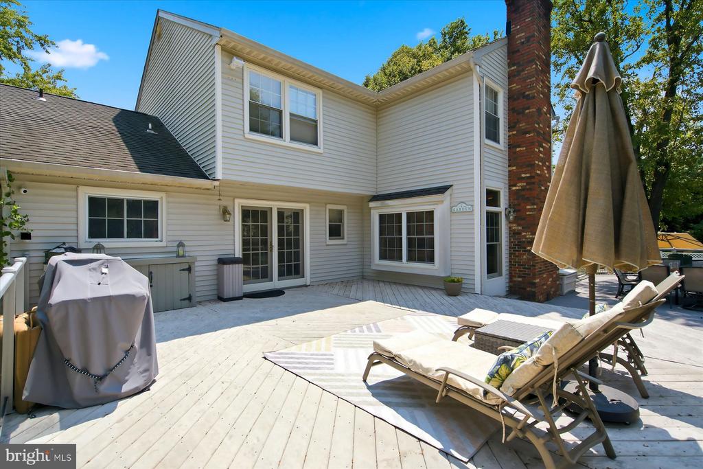 6 GREEN MEADOW BOULEVARD